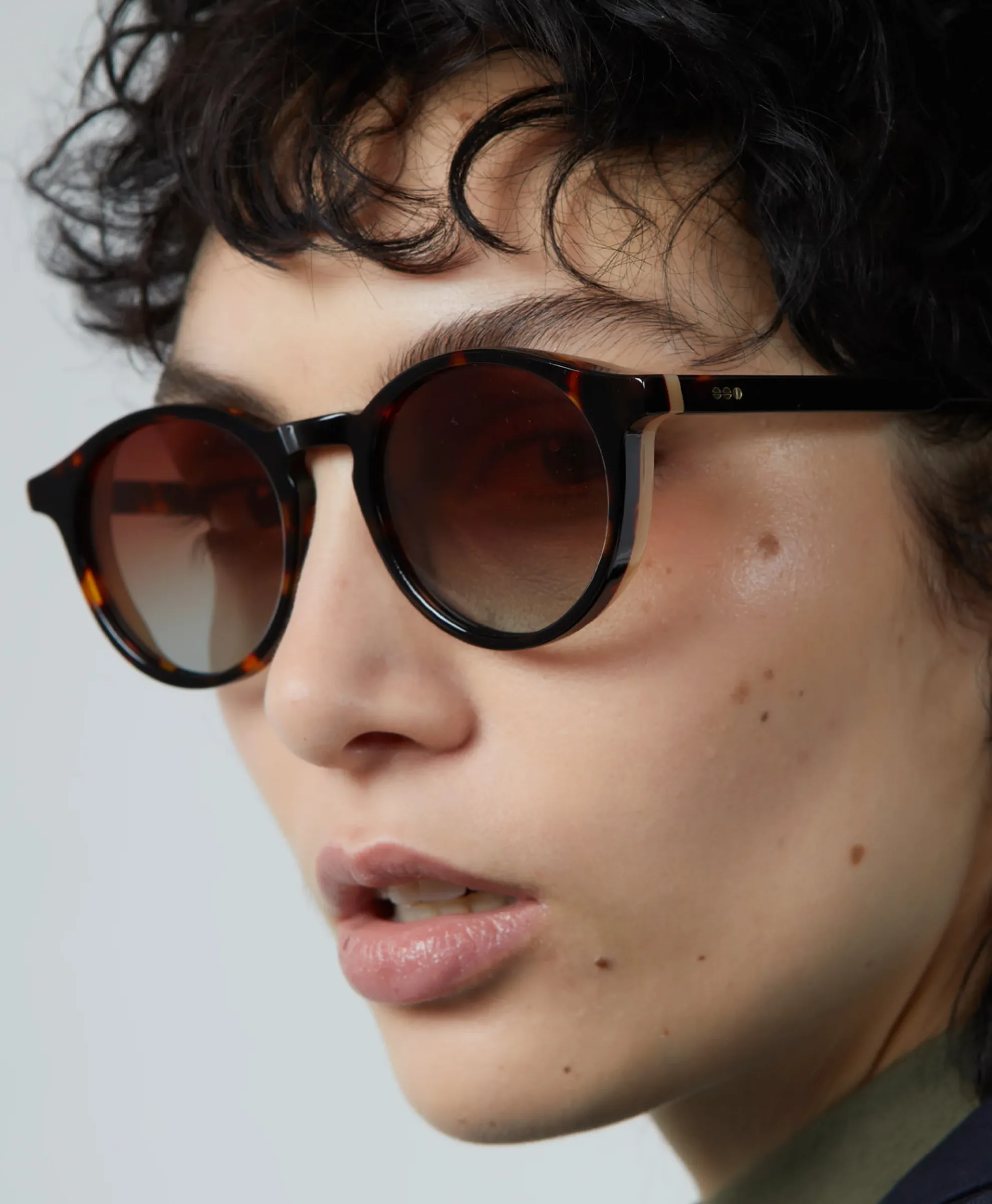 Komono Zonnebril Archie Tortoise Blonde Wing Beige